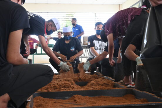 Para peserta sedang menjalani sesi praktikal penyediaan polibeg untuk kegunaan fertigasi