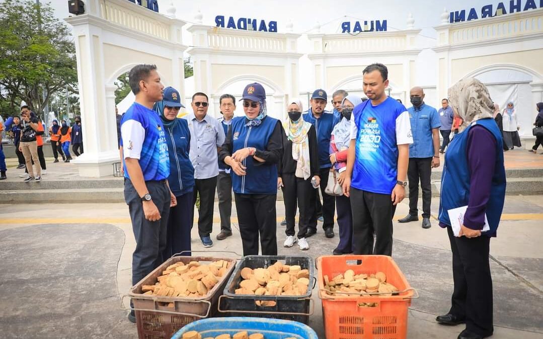 MUAR CIPTA SEJARAH MALAYSIA BOOK OF RECORDS LEBIH 400 RIBU MUD BALL